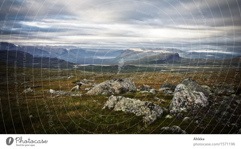 Vor dem Zelt und hinter dem Zelt Natur Landschaft Wolken Gras Moos Hügel Felsen Berge u. Gebirge dunkel wild Einsamkeit stagnierend Ferne Farbfoto Außenaufnahme