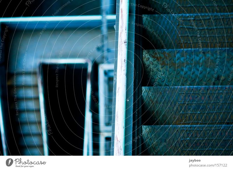 Ab geht's Treppe tief Abstieg abwärts Geländer Treppengeländer Linie blau steil Wege & Pfade Einsamkeit ruhig Schwäche gehen verfallen Wahrzeichen Denkmal Angst