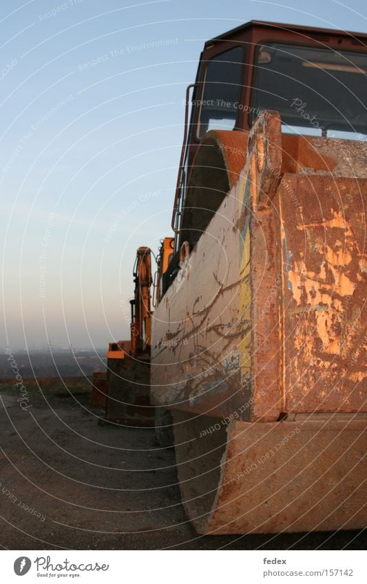 Baumaschinen am Abend Walze Bagger Industriefotografie Straßenbau Baustelle Ruhrgebiet Dampflokomotive Rost gelb Dämmerung