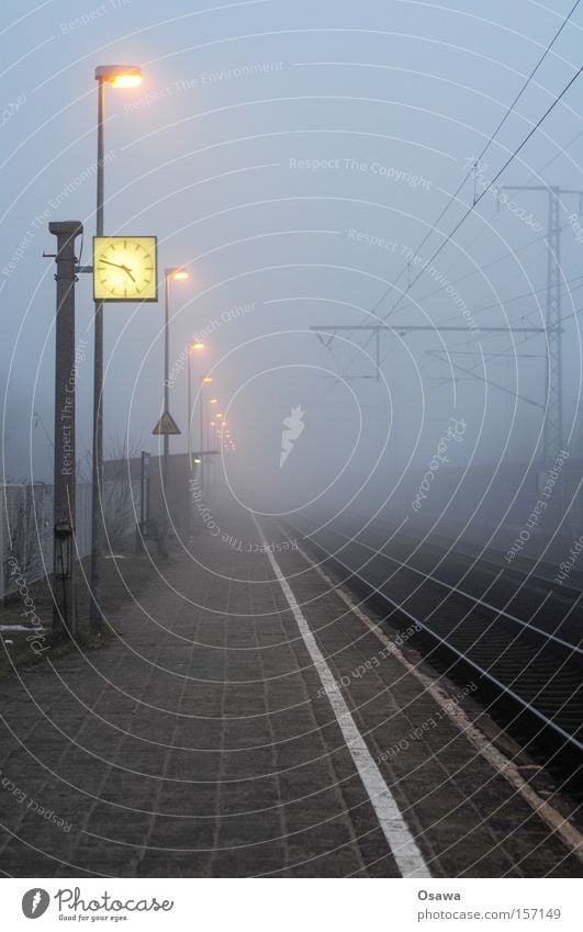 Karlshorst 4 Bahnsteig Ferien & Urlaub & Reisen Reisefotografie kommen Uhr Zeit Bahnhof Station Haltestelle Nebel Laterne Laternenpfahl Oberleitung Gleise