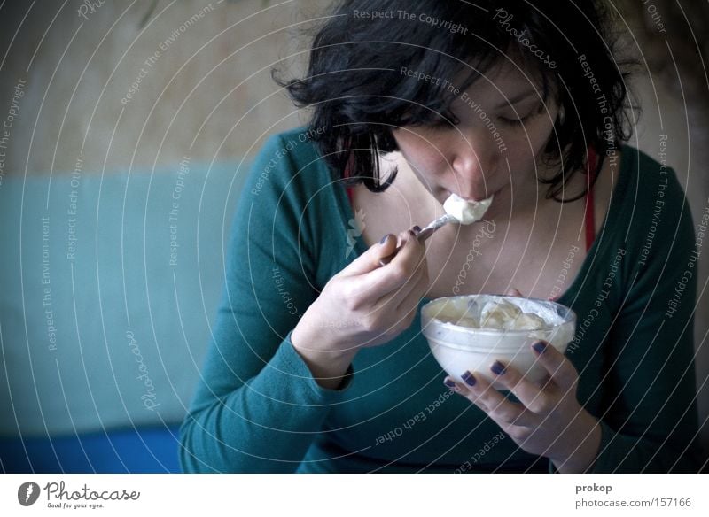 Lecker Frühstück Frau Ernährung Quark Mensch attraktiv schön Frucht Löffel Gesicht Vegetarische Ernährung Milcherzeugnisse Gastronomie Lebensmittel Milchspeise