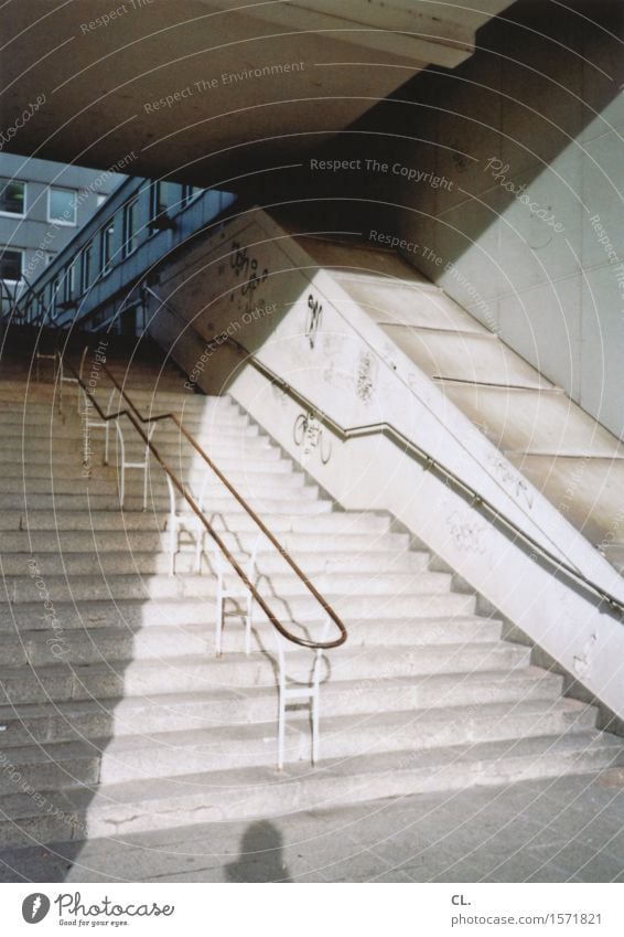 treppe Stadt Gebäude Architektur Mauer Wand Treppe Treppengeländer eckig analog Farbfoto Außenaufnahme Menschenleer Tag Licht Schatten Kontrast Sonnenlicht