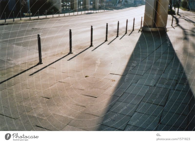 schief Sonnenlicht Schönes Wetter Stadt Verkehr Verkehrswege Straßenverkehr Wege & Pfade Poller analog Farbfoto Außenaufnahme Menschenleer Textfreiraum links