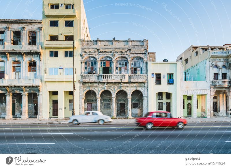 Havanna, Malecón Ferien & Urlaub & Reisen Tourismus Ausflug Abenteuer Ferne Sommer Kuba El Malecón Stadtzentrum Altstadt Haus Fassade Straße PKW Oldtimer