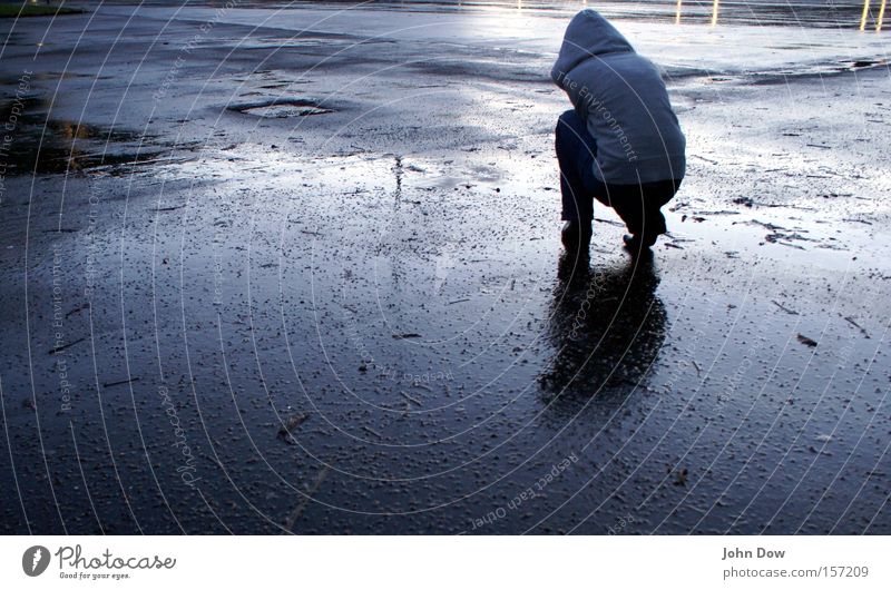 Kälte (I) Mensch 1 Wassertropfen schlechtes Wetter Unwetter Regen Gewitter Pullover Kapuze Kapuzenpullover frieren knien kalt nass Sorge Liebeskummer Müdigkeit