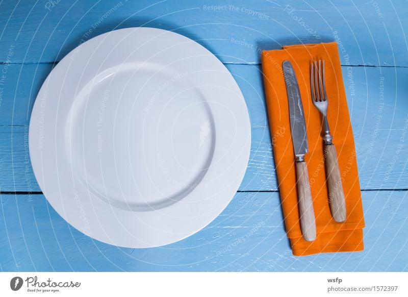 Besteck und Teller auf blauem Holzhintergrund Gabel Küche Restaurant Gastronomie alt Leer Serviette Messer Holzbrett Orange Holztisch Holzschild Brett Bretter