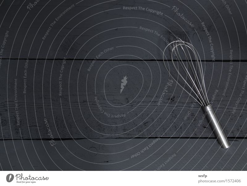 Schneebesen auf schwarzem Holz als Hintergrund Küche Restaurant Gastronomie alt Rührbesen Holzbrett Holztisch Holzschild holz Hintergrund Brett Bretter