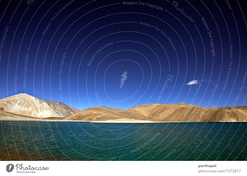 Pangong Tso See Umwelt Natur Landschaft Urelemente Erde Sand Wasser Himmel Wolken Schönes Wetter Berge u. Gebirge Seeufer Ladakh Indien Asien Menschenleer