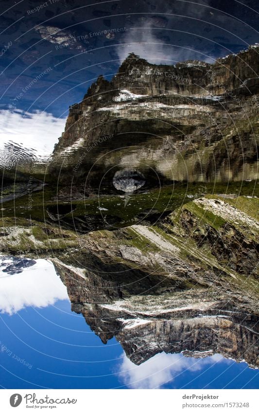 Spiegelung eines Berges in Savoien Zentralperspektive Starke Tiefenschärfe Sonnenstrahlen Sonnenlicht Lichterscheinung Silhouette Kontrast Schatten Tag