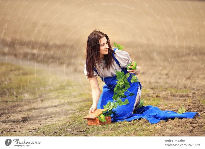 Landschaftslandschaft der jungen Frau im Frühjahr Lifestyle Freude Glück schön Gesicht Wellness Sommer Mensch Junge Frau Jugendliche 1 18-30 Jahre Erwachsene