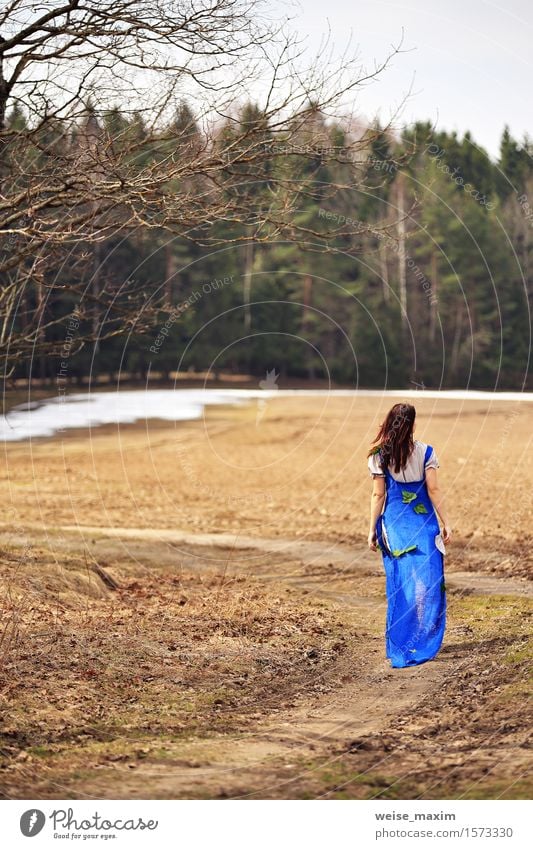 Landschaftslandschaft der jungen Frau im Frühjahr Lifestyle Freude Glück schön Wellness Ferien & Urlaub & Reisen Abenteuer Freiheit Sommer Schnee Mensch