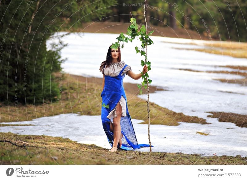 Landschaftslandschaft der jungen Frau im Frühjahr Lifestyle Freude Glück schön Gesicht Wellness Schnee Mensch Junger Mann Jugendliche Erwachsene 1 18-30 Jahre