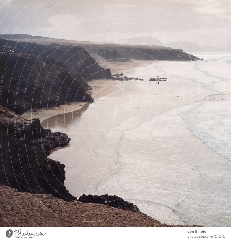 la pared Textfreiraum rechts Strand Meer Wellen Küste Mauer Wand Stein hoch Atlantik Surfer Fuerteventura Mittelformat analog