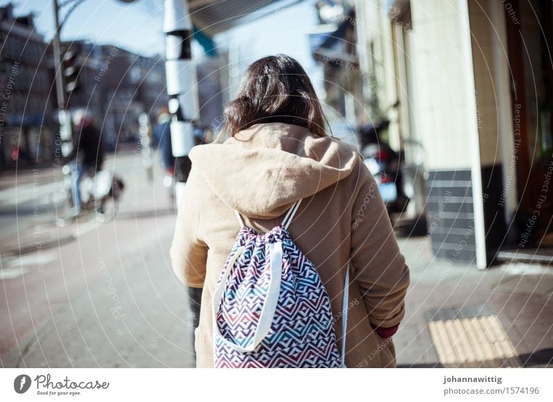 städtereisen feminin Frau Erwachsene Jugendliche Leben 1 Mensch 18-30 Jahre Sonne Sonnenlicht Frühling Herbst entdecken Erholung laufen wandern ästhetisch