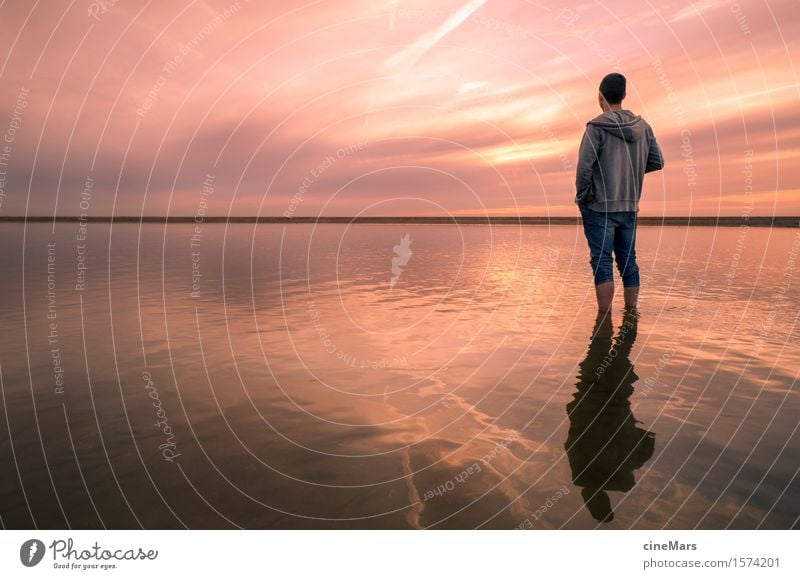 Den Blick in die Ferne schweifen lassen Sommer Strand Meer maskulin Junger Mann Jugendliche 1 Mensch Schönes Wetter Wellen atmen beobachten Denken Erholung