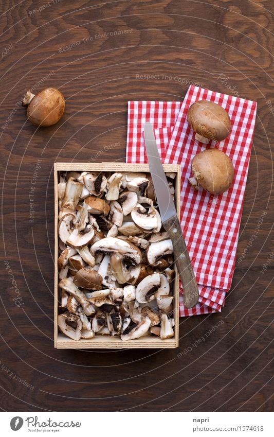 jeschnibbelte Pilze III Lebensmittel Champignons Ernährung Bioprodukte Vegetarische Ernährung Vegane Ernährung Messer frisch Gesundheit Billig lecker braun