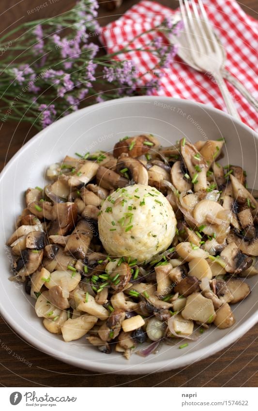 Pilzragout Lebensmittel Champignons Austernpilz Schnittlauch Schalotten Knödel Ernährung Bioprodukte Vegetarische Ernährung Vegane Ernährung Teller Besteck