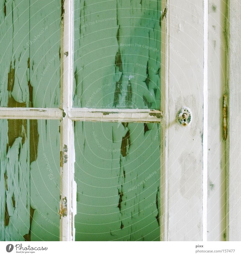 Durchblick Fenster Holz abblättern Verfall alt Wand Spuren Zeit vergangen Ordnung türkis mint Teilung Renovieren Handwerk Detailaufnahme verfallen Farbe Rahmen