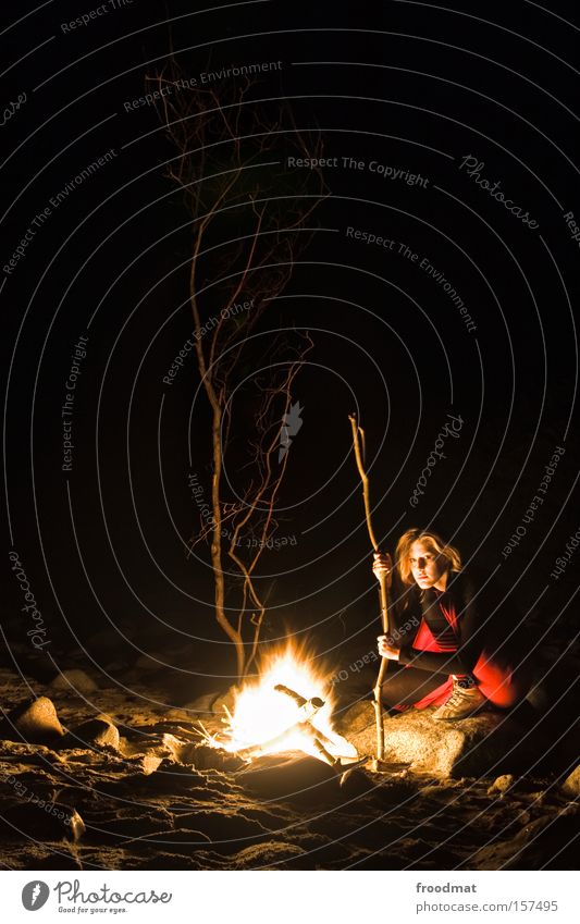 neandertaler 2.0 beta Strand Feuer Feuerstelle Frau Baum Nacht dunkel Ostsee Camping Romantik gemütlich Wärme Stein hocken Langzeitbelichtung Brand