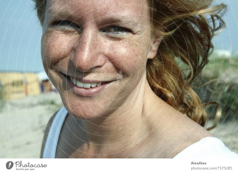 urlaub Freude schön Leben Sommerurlaub Sonnenbad Junge Frau Jugendliche Gesicht Sommersprossen 18-30 Jahre Erwachsene Schönes Wetter Strand blond langhaarig