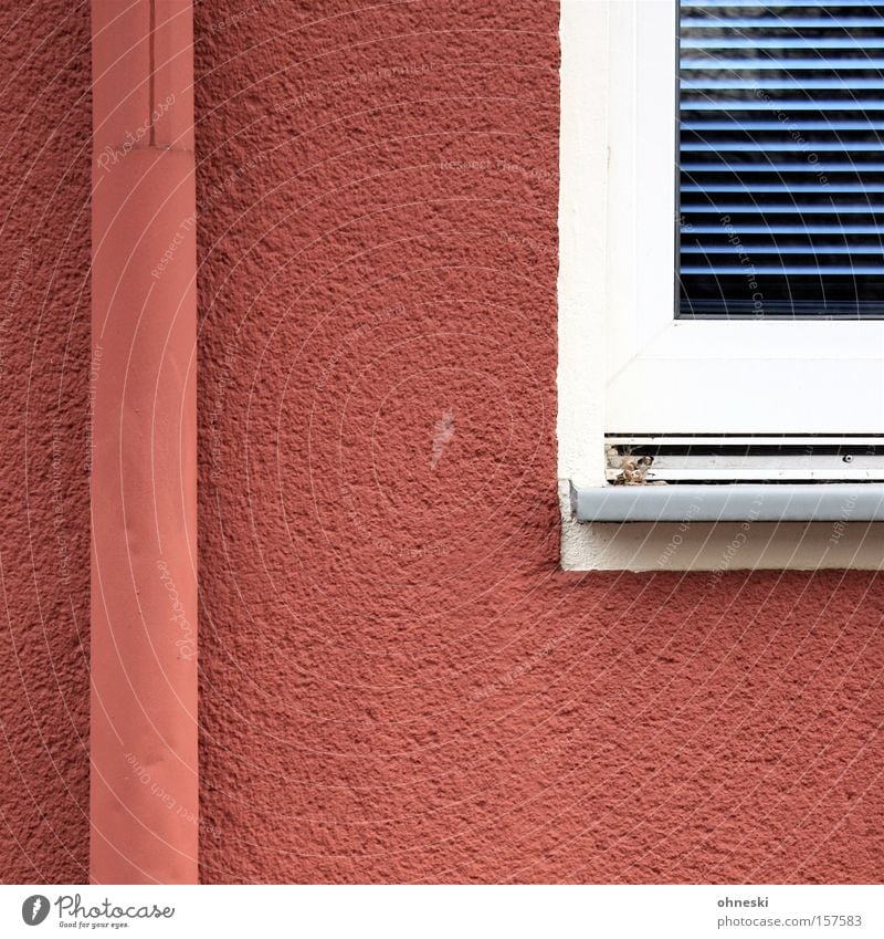 Regenrohr und Fenster Rollo Farbe rot blau Anstreicher Anstrich Linie Detailaufnahme