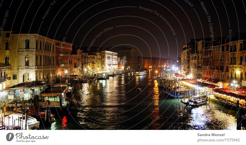 Venedig by night... Nachtleben Klimawandel Stadt Hafenstadt Stadtzentrum Altstadt Fußgängerzone Haus Bauwerk Gebäude Architektur Mauer Wand Sehenswürdigkeit