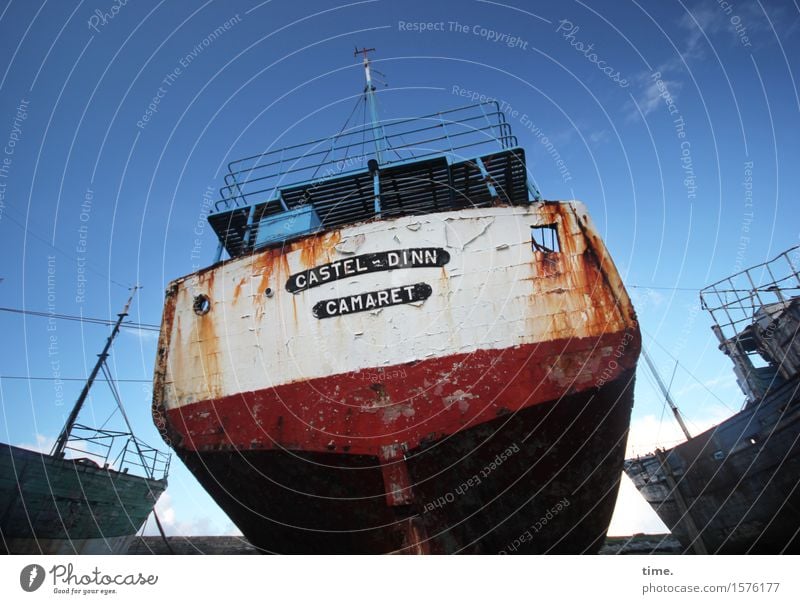 Wankender Riese Himmel Schönes Wetter Schifffahrt Passagierschiff Wasserfahrzeug Hafen Schiffswrack Schiffsfriedhof Rost Stahl alt historisch kaputt maritim