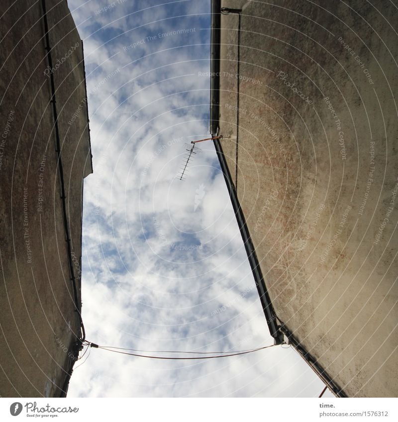 Zarte Bande Technik & Technologie Energiewirtschaft Kabel Himmel Wolken Schönes Wetter Haus Mauer Wand Fassade alt authentisch historisch Stadt Vertrauen