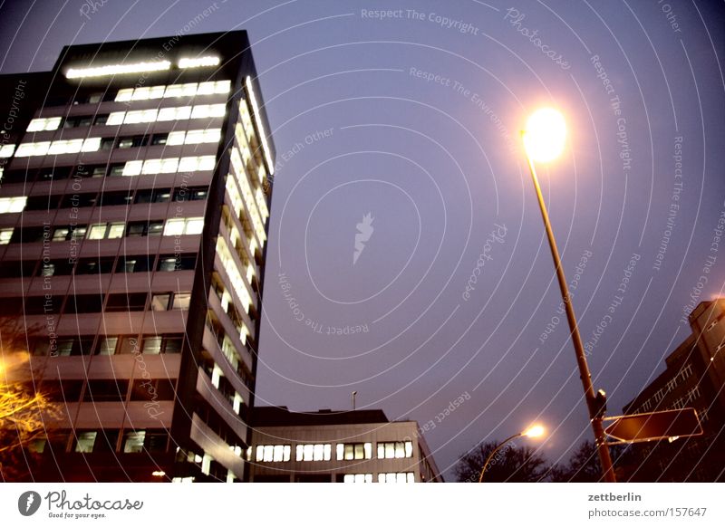 Haus & Laterne Hochhaus Gebäude Bürogebäude Straße Beleuchtung Straßenbeleuchtung Stadt Stadtzentrum Abend Nacht Dämmerung Berlin Architektur Wahrzeichen