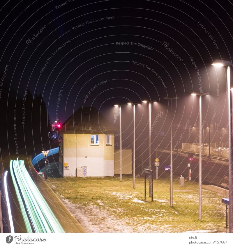 linie S5 Bahnhof S-Bahn Eisenbahn Nacht dunkel Langzeitbelichtung Licht Berlin Gleise Laterne Gebäude Hoppegarten Durchgang Nebel Verkehrswege speckgürtel