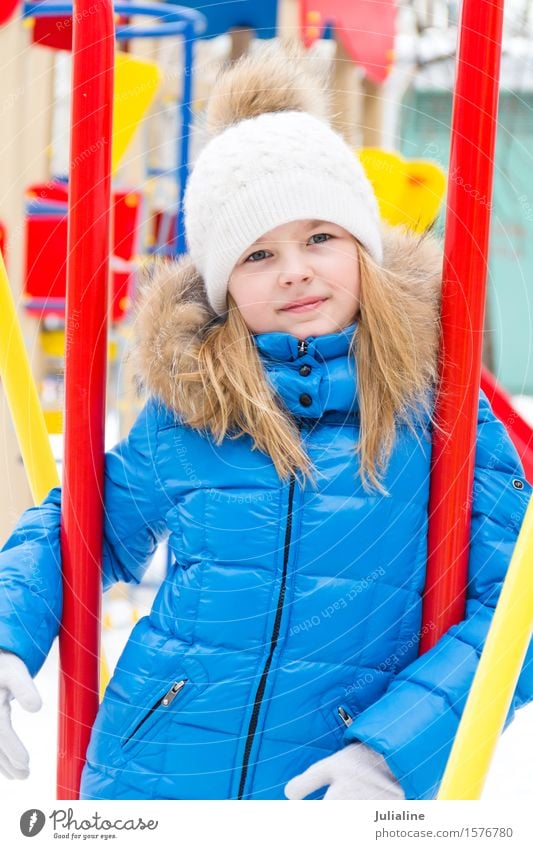 Nettes Mädchen mit blauen Augen im weißen Hut Winter Kind Kindheit 8-13 Jahre Herbst blond fünf sechs 7 acht Vorschulkind fallen Kaukasier Europäer Ausdruck