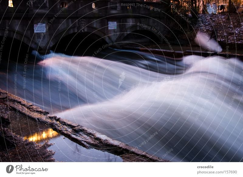 Eisbach München Englischer Garten Wasser Bach Wellen kalt gefährlich Freude Surfen Baum Himmel Abend Langzeitbelichtung Kraft bedrohlich