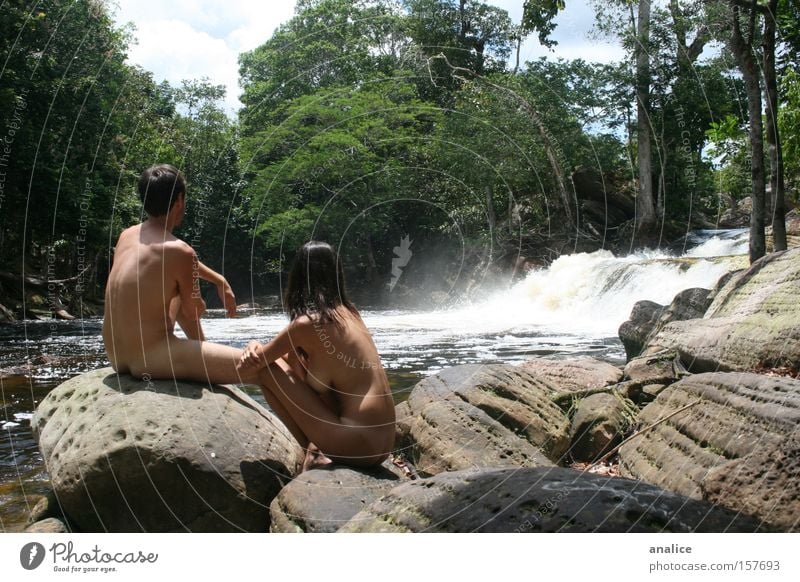 Paradies Farbfoto Außenaufnahme Akt Tag Wegsehen harmonisch Wohlgefühl Erholung Freiheit Mensch Paar Körper 2 Natur Wasser Pflanze Baum Felsen Wasserfall nackt