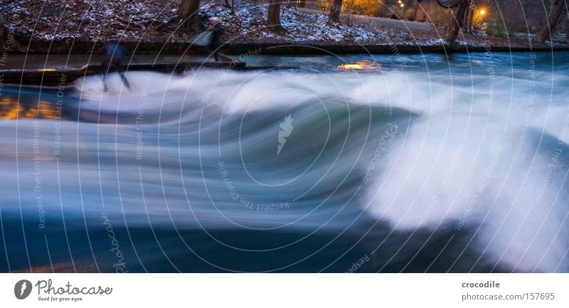 Die Welle lll Eisbach München Englischer Garten Wasser Bach Wellen kalt gefährlich Freude Surfen Abend Langzeitbelichtung Kraft Wassersport bedrohlich Surfer