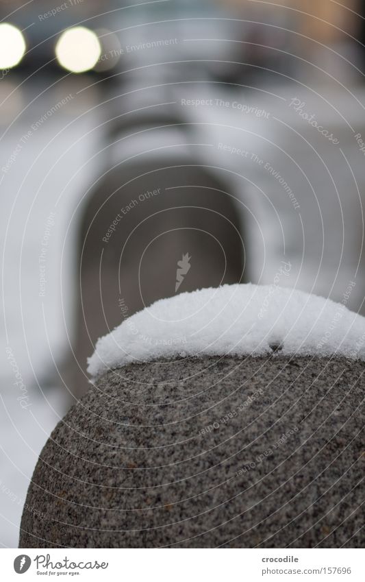 Granit Stein Schnee Winter Straße kalt dunkel Bürgersteig KFZ Scheinwerfer Autoscheinwerfer Verkehrswege Vergänglichkeit