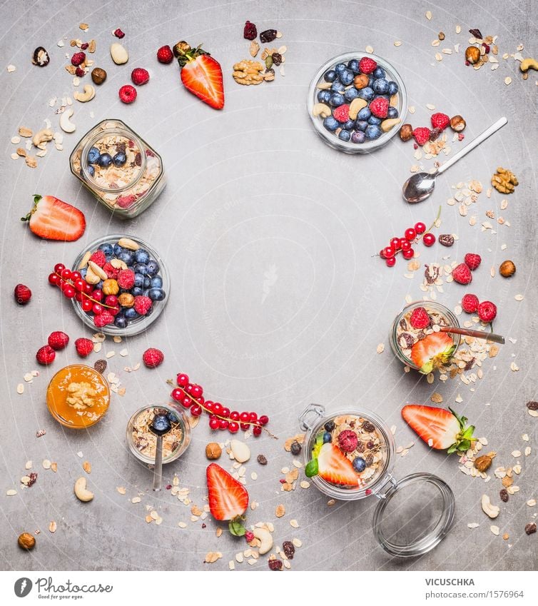 Gesundes Frühstück mit frische Beeren , Müsli und Nüsse Lebensmittel Frucht Getreide Ernährung Bioprodukte Vegetarische Ernährung Diät Schalen & Schüsseln Glas