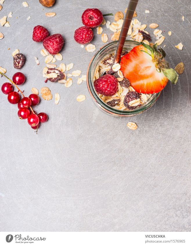 Müsli mit getrockneten Früchte , Nüsse und frischen Beeren Lebensmittel Frucht Getreide Dessert Ernährung Frühstück Bioprodukte Vegetarische Ernährung Diät Glas