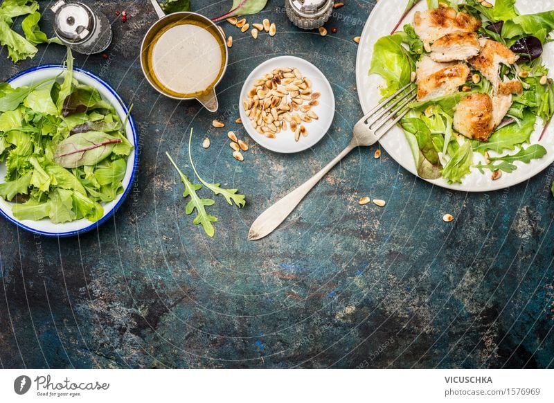 Grüner Salat mit Hähnchen, Gabel und Dressing Lebensmittel Fleisch Gemüse Salatbeilage Kräuter & Gewürze Öl Ernährung Mittagessen Abendessen Büffet Brunch