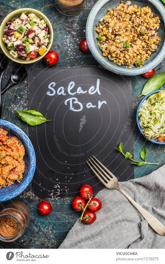 Salatbar mit verschiedenen gesunden vegetarischen Salaten Lebensmittel Gemüse Salatbeilage Getreide Kräuter & Gewürze Ernährung Mittagessen Abendessen Büffet