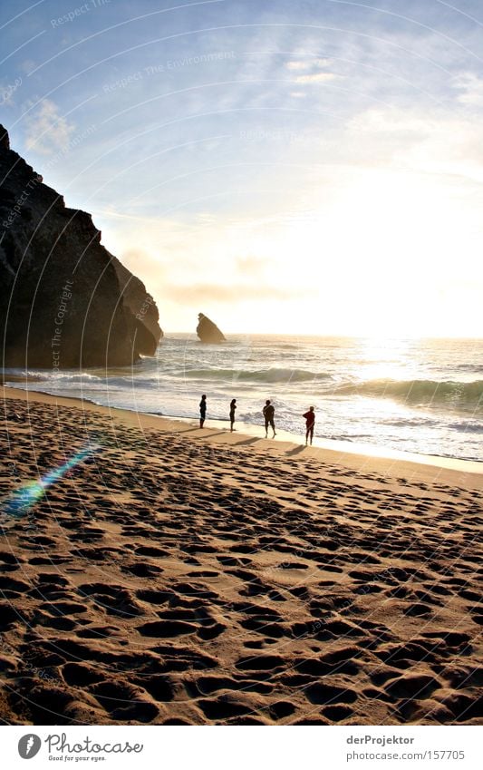 4 am Strand Meer Surfer Mensch Portugal Wellen blau gelb Sand Himmel Berge u. Gebirge Küste Brandung