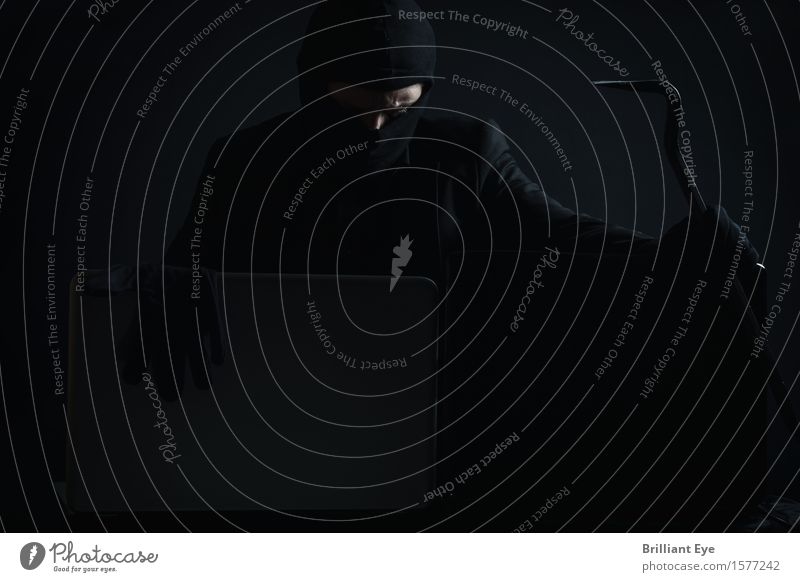 Im Dunkeln hacken Büro Wirtschaft Business Computer Notebook Werkzeug Internet Mensch maskulin 1 18-30 Jahre Jugendliche Erwachsene rennen gebrauchen schreiben