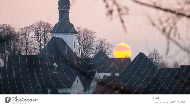 Sonnenuntergang hinter einer Kirche Natur Landschaft Urelemente Himmel Sonnenaufgang Sonnenlicht Herbst Winter Schönes Wetter Hügel Dorf Kleinstadt Stadt