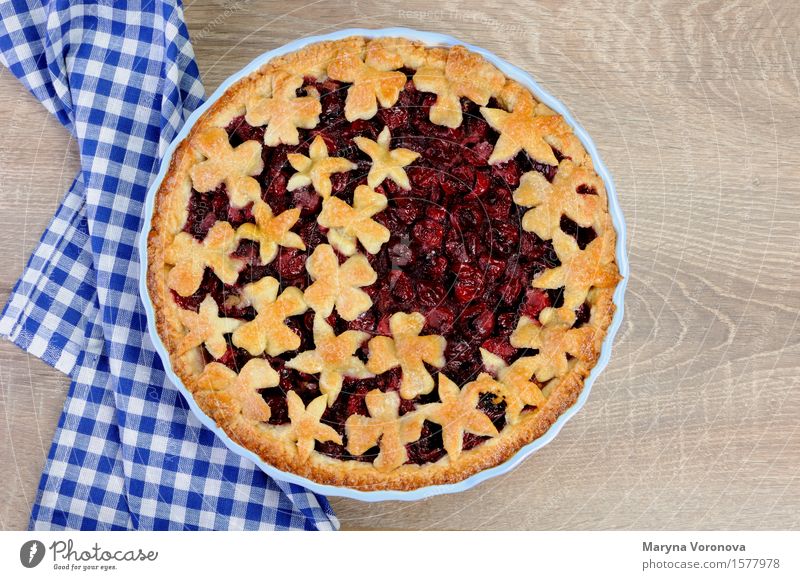 Kuchen mit Kirschfüllung Frucht Teigwaren Backwaren Dessert Essen Mittagessen Abendessen Lebensmittel Kirsche Pasteten Beeren Füllung Gebäck Mürbteig futtern