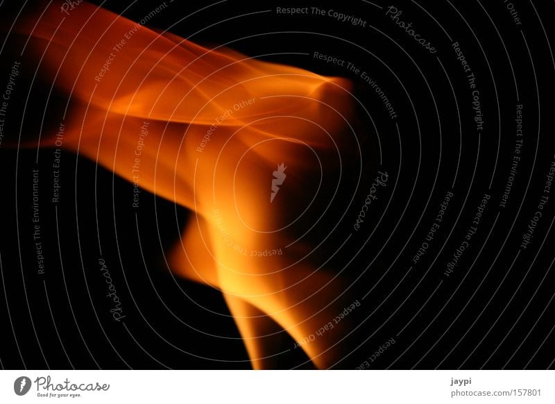 Figur aus Flammen Farbfoto Außenaufnahme abstrakt Textfreiraum rechts Hintergrund neutral Nacht Licht Unschärfe Wellen Feuer Flügel Engel dunkel gelb rot Leben