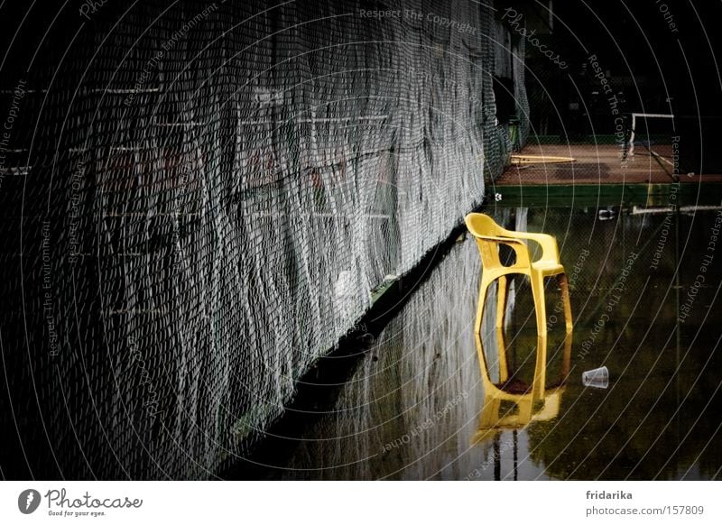 wassersport II Stuhl Wasser gelb Maschendraht Zaun Tennisplatz Reflexion & Spiegelung Spiegelbild überschwemmt Überschwemmung Plastikstuhl Pfütze Regenwasser