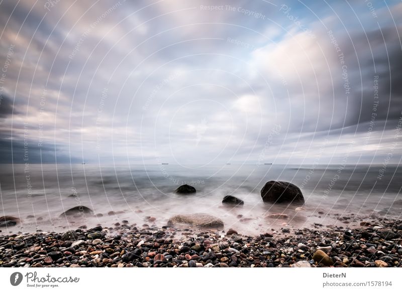 Meer aus Steinen Umwelt Landschaft Wasser Himmel Wolken Klima Wetter schlechtes Wetter Unwetter Wind Wellen Küste Strand Ostsee blau schwarz weiß steinig