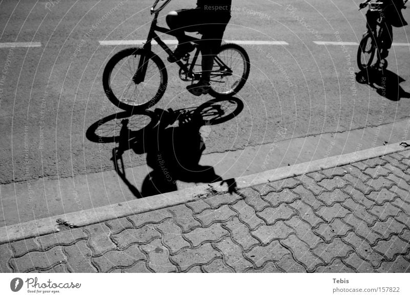 BMX Kids Kind Schatten Schwarzweißfoto Straße winken Jugendliche Fahrrad