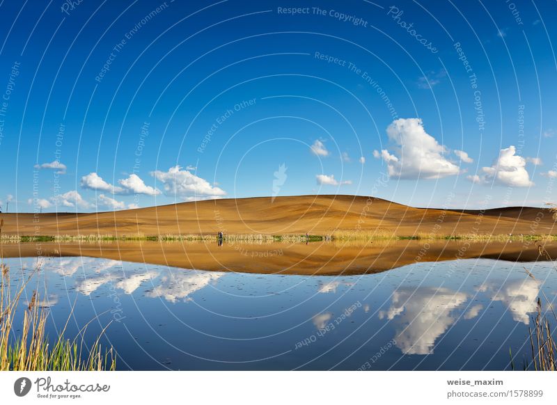 Angeln auf ruhigem Wasser. Hügel und Himmel hinter einem See schön Ferien & Urlaub & Reisen Ausflug Sommer Umwelt Natur Landschaft Pflanze Erde Sand Luft Wolken