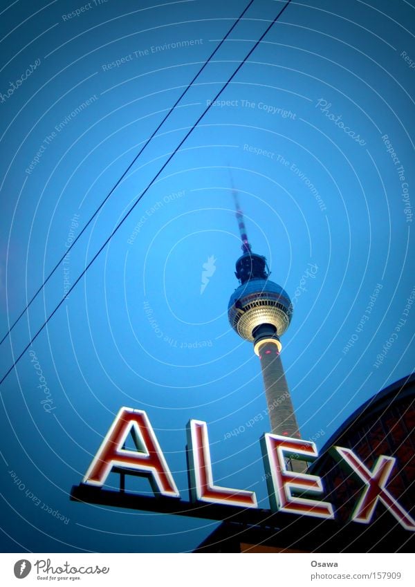 // Berlin Berliner Fernsehturm Alexanderplatz Turm Architektur Himmel Hauptstadt Wahrzeichen Antenne Sendemast Oberleitung Gebäude Bauwerk Bahnhof Denkmal