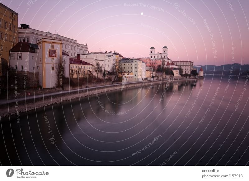 Passau III Sonnenuntergang Inn Fluss Kirche Turm Reflexion & Spiegelung Flussufer Felsen dunkel violett Langzeitbelichtung Frieden schön